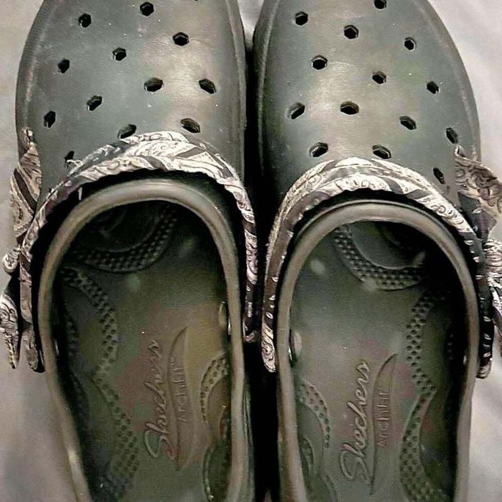 Skechers Arch Fit Clogs Size 10 Black Gray Camo Bandana Strap